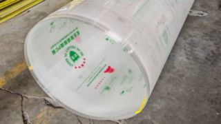 Holle plaat van polycarbonaat op rollen