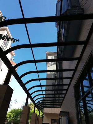 Handig grijs aluminium luifel met PC-plaat en accessoires