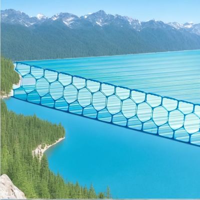 2.1m*5.8m Grootte 16mm Kleurvolle honingraat polycarbonaat plaat Superieure lichtdiffusie en thermische isolatie voor de bouw