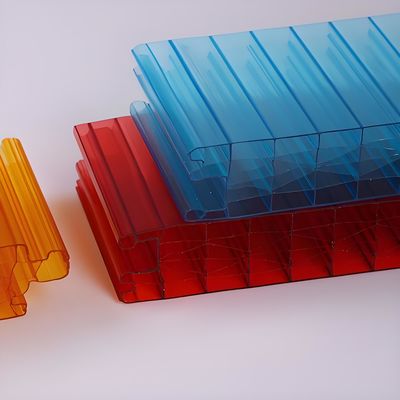 Rood polycarbonaatplaat van 40 mm Duurzaam, impactbestendig en esthetisch aantrekkelijk met plugpatroon en UV-bescherming