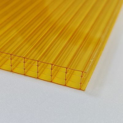 Geel 10 mm Vierlagig Polycarbonaat Holle Plaat Ultieme Combinatie van Isolatie Impact Resistance En UV Bescherming