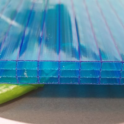 14 mm blauw vierlaagse polycarbonaatplaat met zelfblussende en UV-bestendige eigenschappen voor gevels en luifels