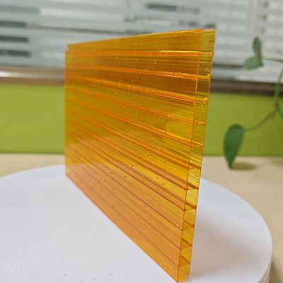 Oranje polycarbonaat holle plaat perfect dakmateriaal voor landbouw en industrie