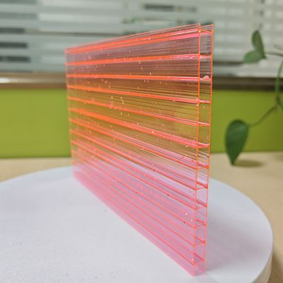 Roze polycarbonaat holle plaat lichtgewicht gemakkelijk te hanteren en te installeren voor decoratieve en functionele
