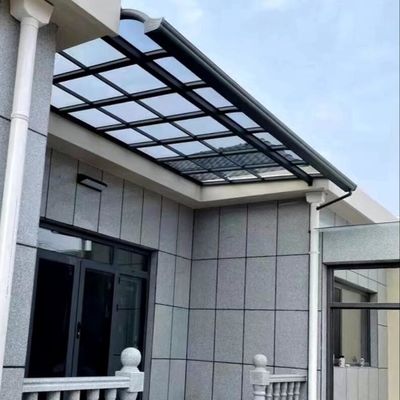 Weerbestendige DIY polycarbonaat luifel voor strakke moderne zonne- en regenbescherming Grijze solide plaat dakbedekking en UV-bescherming