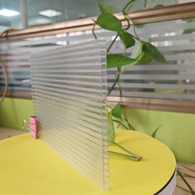 Goede prijs. Crystal Clear 2.1m*5.8m Polycarbonaat holle plaat Het lichte alternatief voor glas voor gemakkelijke installatie en structurele sterkte online