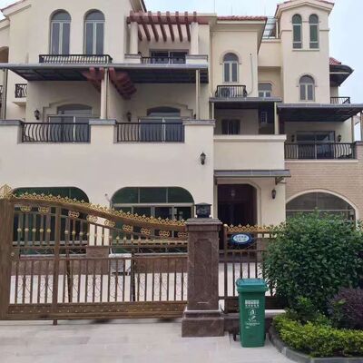 Grijze aluminium frame en grijs polycarbonaat dakdek voorzien van thermische uitbreiding en waterdicht afdichting voor buiten onderdak