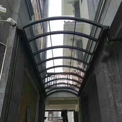 Goede prijs. Gecustomiseerd aluminium frame en polycarbonaat dakdek met thermische uitbreiding en waterdicht afsluitingssysteem voor buiten onderdak online