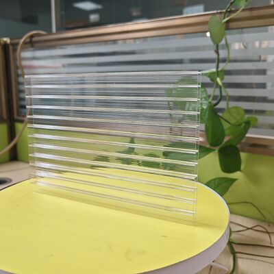 Goede prijs. Fabrieksvoorziening 2.1m*5.8m 8mm Polycarbonate Hollow Sheet Multiwall sheet verkrijgbaar in meerdere kleuren met hoge buigsterkte en UV-bescherming voor buiten online