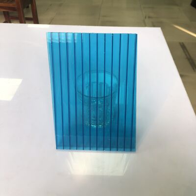 Goede prijs. Lange 2.44m 5.8m 11.9m Op maat gemaakt Plastic Polycarbonate holle plaat Makkelijk te installeren Blauw Lichtgewicht Weerbestand Helder online
