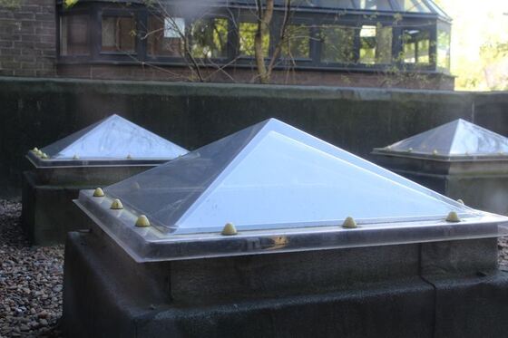 Goede prijs. Op maat gemaakte transparante polycarbonaat piramide dakraamkoepel, eenvoudig te installeren en te transporteren, op maat verkrijgbaar, duurzame daklichtafdekking Online